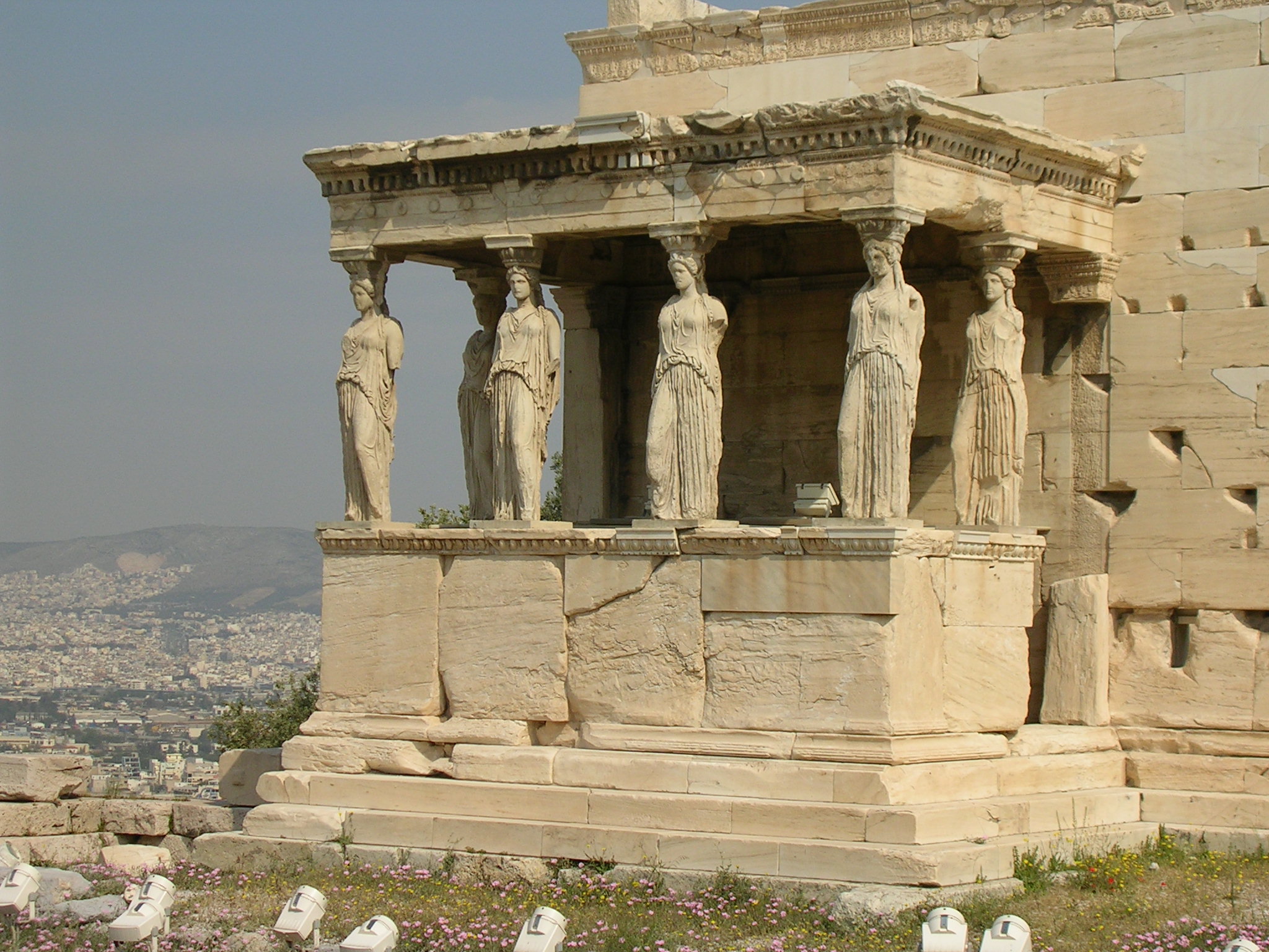 Какому богу были посвящены. Храм Эрехтейон в Афинах. Афины архитектура Эрехтейон. Древняя Греция храм Эрехтейон. Эрехтейон в афинском Акрополе.